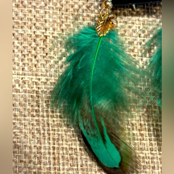 Green Feather Earrings- NWT - Hand Crafted - Picture 4 of 5